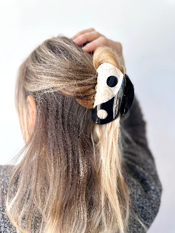 velvet hairbands for a plush look -Black Yin Yang Claw Clip